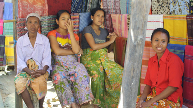 Wanita-wanita Suku Sasak. (Foto: Flickr / imaginethemagnificence)