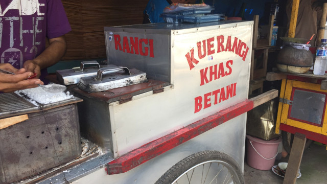 Pedagang kue rangi. (Foto: Kartika Pamujiningtyas/kumparan)