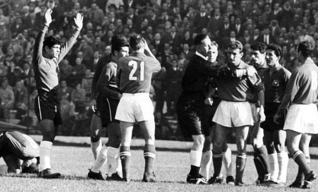 Aston memisahkan Sanchez dan David. (Foto: Dok. Ken Aston)