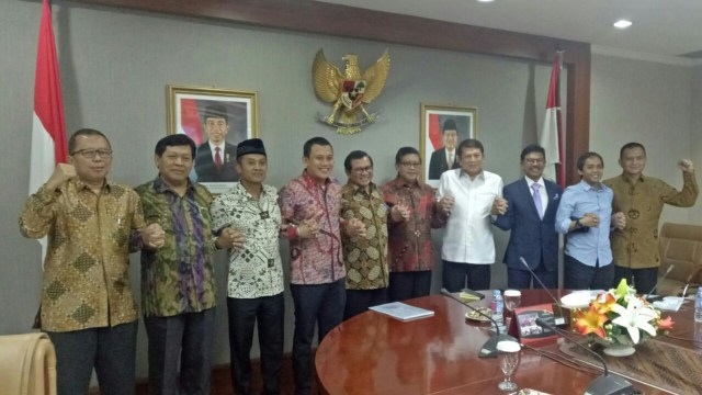 Sekjen parpol pendukung Jokowi dengan Seskab. (Foto: dok. Istimewa)