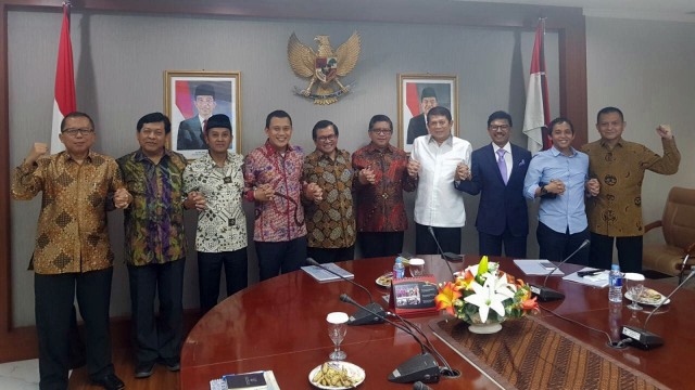 Sekjen parpol pendukung Jokowi dengan Seskab. (Foto: dok. Istimewa)