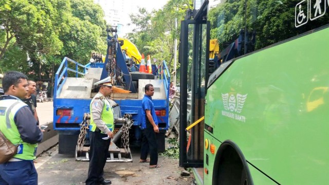 Kecelakaan Bus Tranjakarta di Simprug. (Foto: Twitter @TMCPoldaMetro)