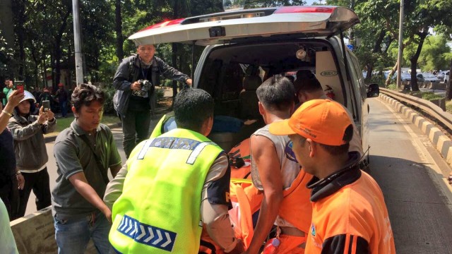 Korban kecelakaan Bus Tranjakarta di Simprug. (Foto: Twitter @TMCPoldaMetro)