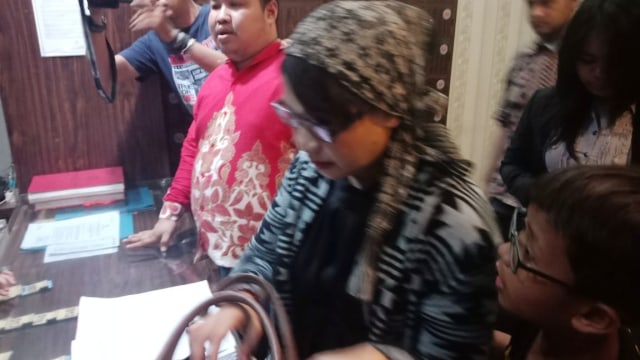 Susi Ferawati menyambangi Polda Metro. (Foto: Ainul Qalbi/kumparan)