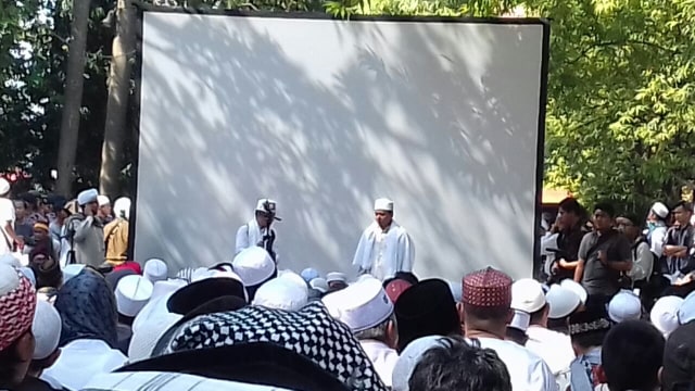 Aksi massa HTI di depan PTUN. (Foto: Dok. HTI)
