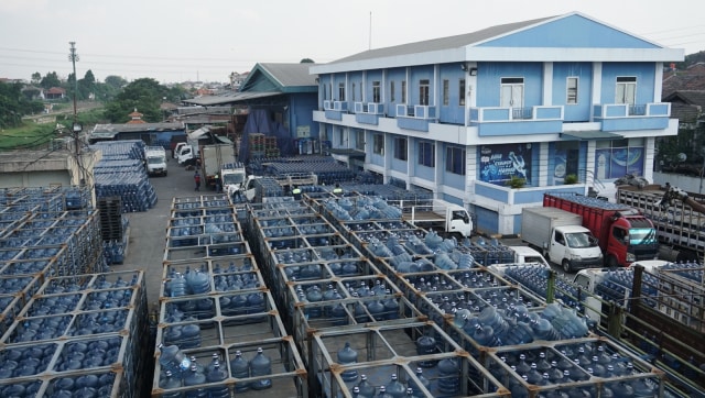 Distribusi Air Minum Turun Selama Lebaran (Foto: Jamal Ramadhan/kumparan)