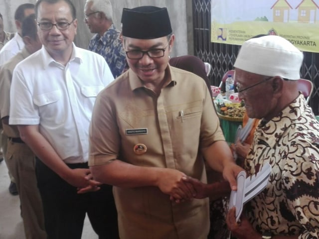BUPATI KULONPROGO SERAHKAN KUNCI RUMAH BAGI WARGA TERDAMPAK PROYEK NYIA