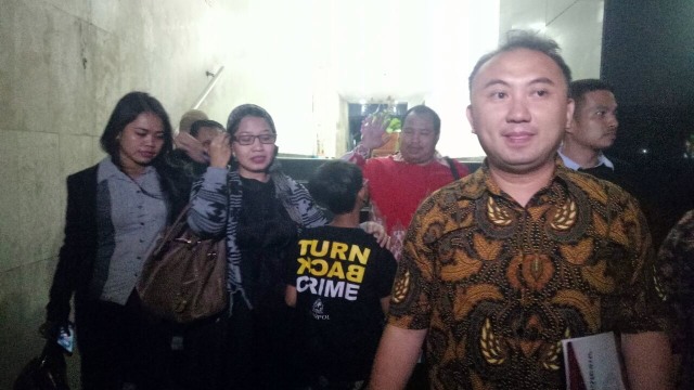 Susi Ferawati dan anaknya di Polda Metro Jaya. (Foto: Ainul Qalbi/kumparan)