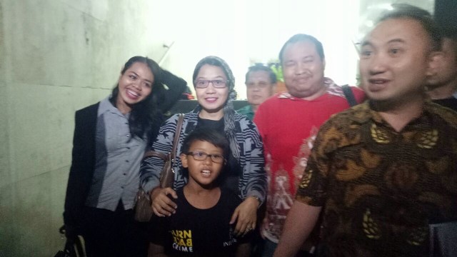 Susi Ferawati dan anaknya di Polda Metro Jaya. (Foto: Ainul Qalbi/kumparan)