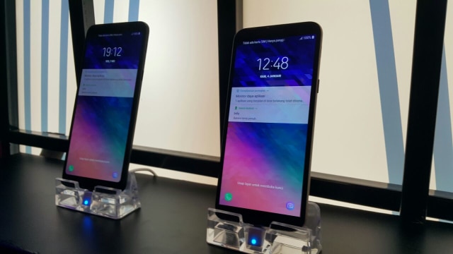 Samsung Galaxy A6 Plus dan Samsung Galaxy A6. (Foto: Sayid Mulki Razqa/kumparan)
