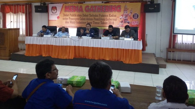Media Gathering di KPU Jatim. (Foto: Phaksy Sukowati/kumparan)