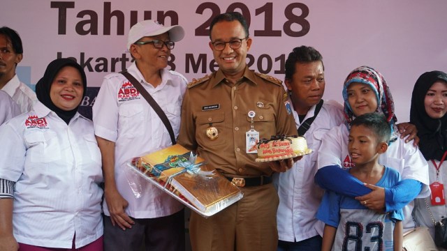 Anies Baswedan bagikan Kartu Lansia Jakarta. (Foto: Irfan Adi Saputra/kumparan)