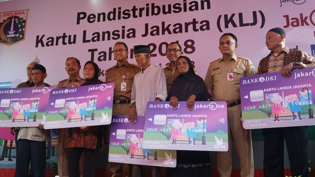 Anies Baswedan bagikan Kartu Lansia Jakarta. (Foto: Irfan Adi Saputra/kumparan)