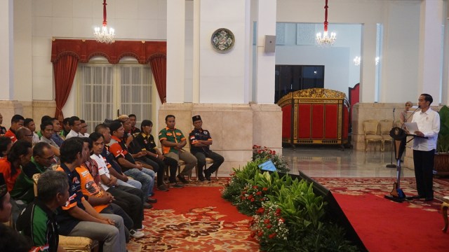 Joko Widodo silaturahmi dengan sopir truk. (Foto: Yudhistira Amran Saleh/kumparan)