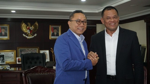 Ketua MPR Zulkifli Hasan bertemu Gatot Nurmantyo. (Foto: Irfan Adi Saputra/kumparan)