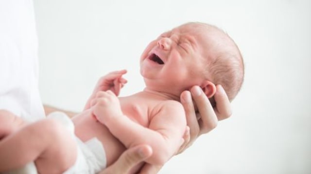 Ilustrasi mengangkat bayi (Foto: Thinkstock)