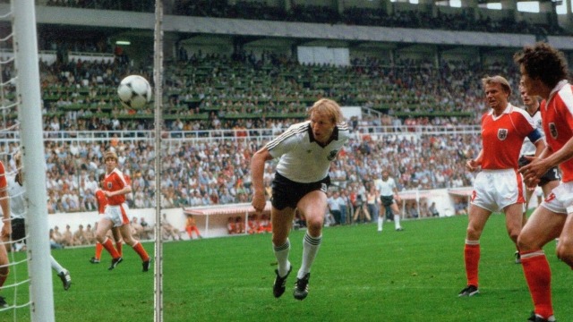 Gol Horst Hrubesch ke gawang Austria. (Foto: Pinterest)