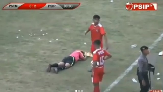 Wasit dihajar oleh pihak Persitema (Foto: Ig @imah_juayjhawa )