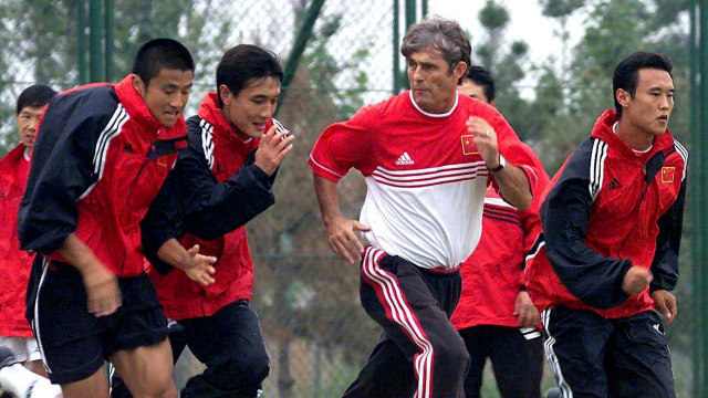 Bora saat melatih Timnas China. (Foto: ZX / SPORTASIA / AFP)