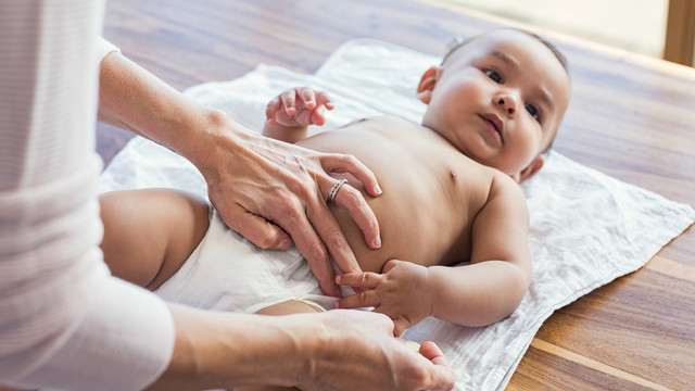 Mengganti popok bayi. (Foto: Thinkstock)