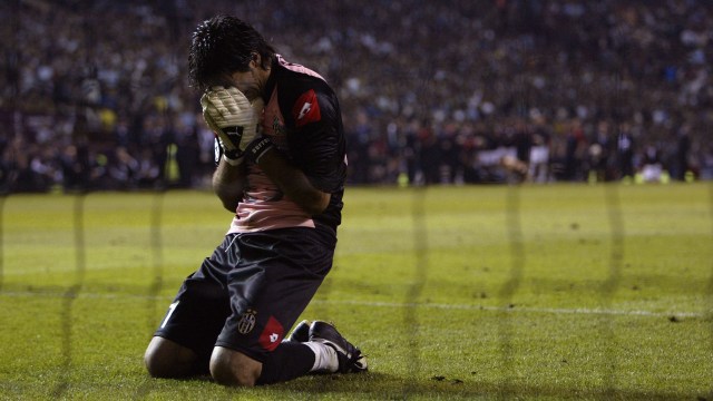 Buffon di final Liga Champions 2003. (Foto: PAOLO COCCO / AFP)