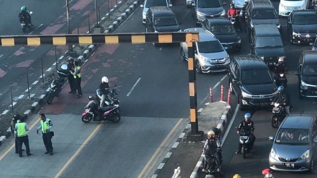 Under pass Pondok Indah ditutup (Foto: Budiono Darsono/kumparan)