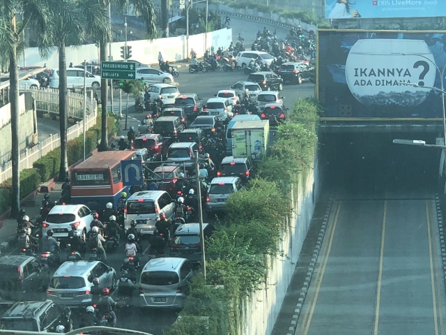 Under pass Pondok Indah ditutup (Foto: Budiono Darsono/kumparan)