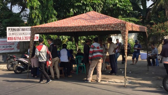 Warga berkumpul di Tenda Kodam Tanah Kusir. (Foto: Rafyq Panjaitan/kumparan)