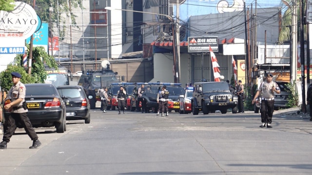 Bis polisi memasuki mako Brimob (Foto: Fitra Andrianto/kumparan)