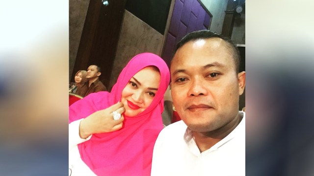 Sule dan istri. (Foto: Instagram @ferdinan_sule)