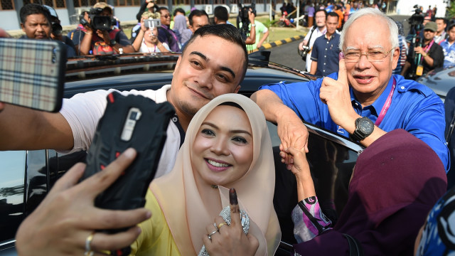 PM Najib Razak berikan suara dalam pemilu (Foto: AFP/MOHD RASFAN)