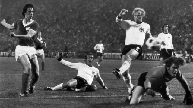 Gol Juergen Sparwasser ke gawang Sepp Maier. (Foto: AFP)