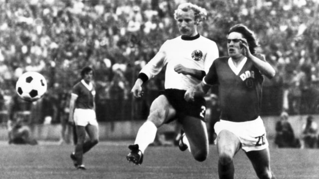 Berti Vogts berebut bola dengan Martin Hoffmann. (Foto: AFP)