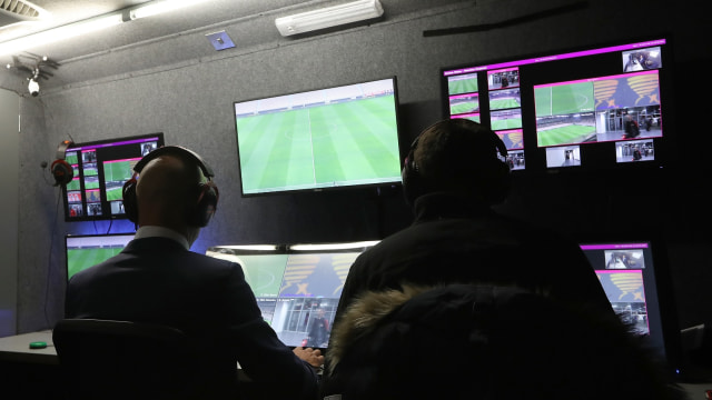 VAR sedang digunakan. (Foto: Valery Hache / AFP)