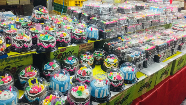 Aneka kue di Pasar Kue Subuh Senen. (Foto: Kartika Pamujiningtyas/kumparan)