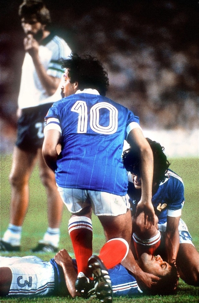 Platini mengecek kondisi Battiston. (Foto: AFP/Staff)