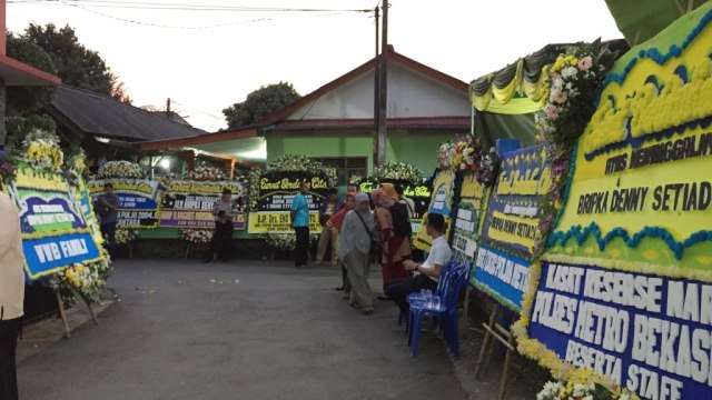 Karangan bunga di rumah duka Bripka Denny. (Foto: Eka Nurjanah/kumparan)