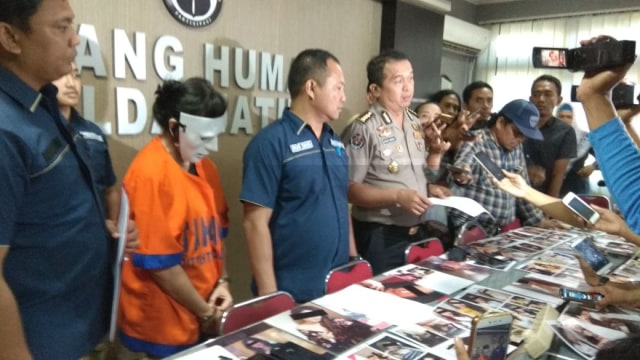 Rilis kasus ratu prostitusi online di Surabaya. (Foto: Phaksy Sukowati/kumparan)