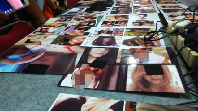 Barang bukti kasus ratu prostitusi online. (Foto: Phaksy Sukowati/kumparan)