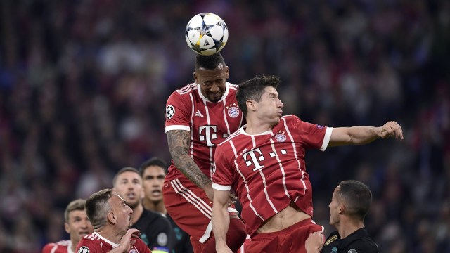 Jerome Boateng menyundul bola. (Foto: Javier Soriano / AFP)