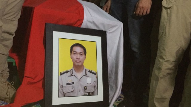 Bripka Denny tiba di kediamannya. (Foto: Eka Nurjanah/kumparan)
