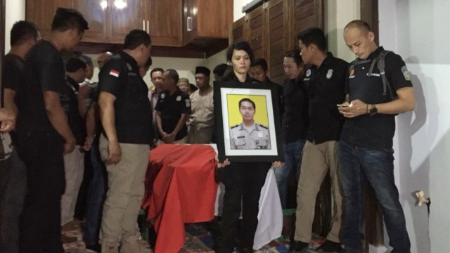 Bripka Denny tiba di kediamannya. (Foto: Eka Nurjanah/kumparan)