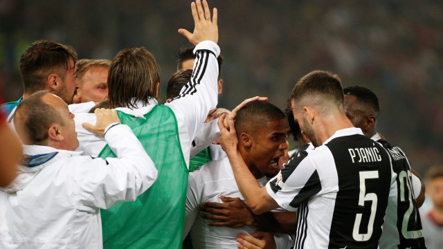 Perayaan gol Douglas Costa.  (Foto: REUTERS/Stefano Rellandini)