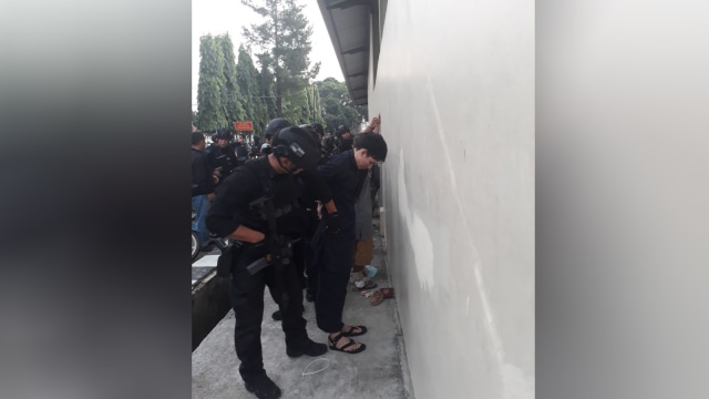 Penggeledahan napi teroris. (Foto: Dok. Istimewa)