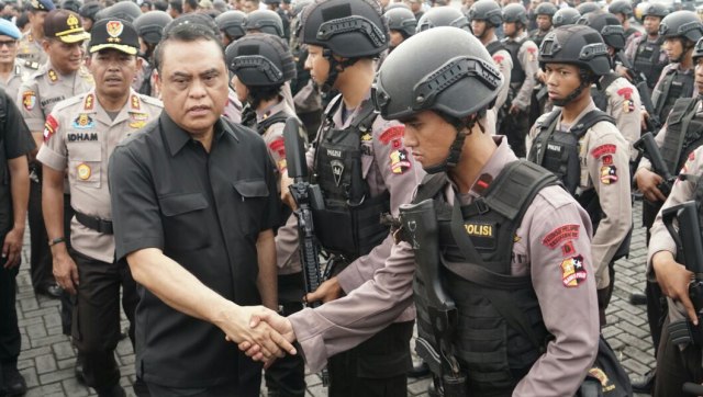Wakapolri Syafruddin menyalami para anggota. (Foto: Jamal Ramadhan/kumparan)