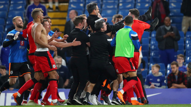 Huddersfield Town berpesta. (Foto: Reuters / Hannah McKay)