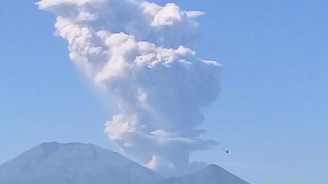 Merapi Mengeluarkan Asap. (Foto: Dok. Istimewa)