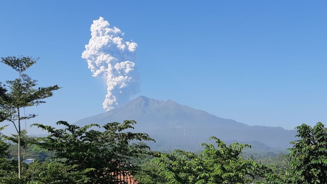 Merapi Mengeluarkan Asap. (Foto: Dok. Istimewa)