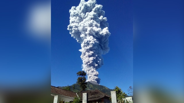 Gunung Merapi mengeluarkan asap (Foto: Istimewa)