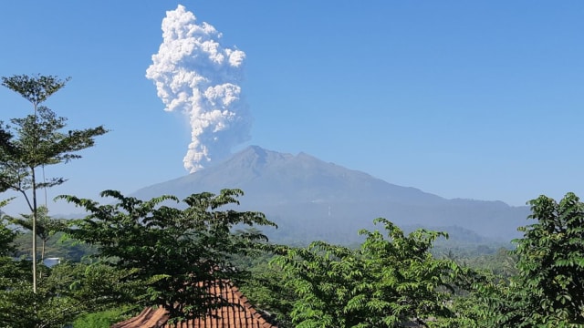 Gunung Merapi mengeluarkan asap (Foto: Istimewa)